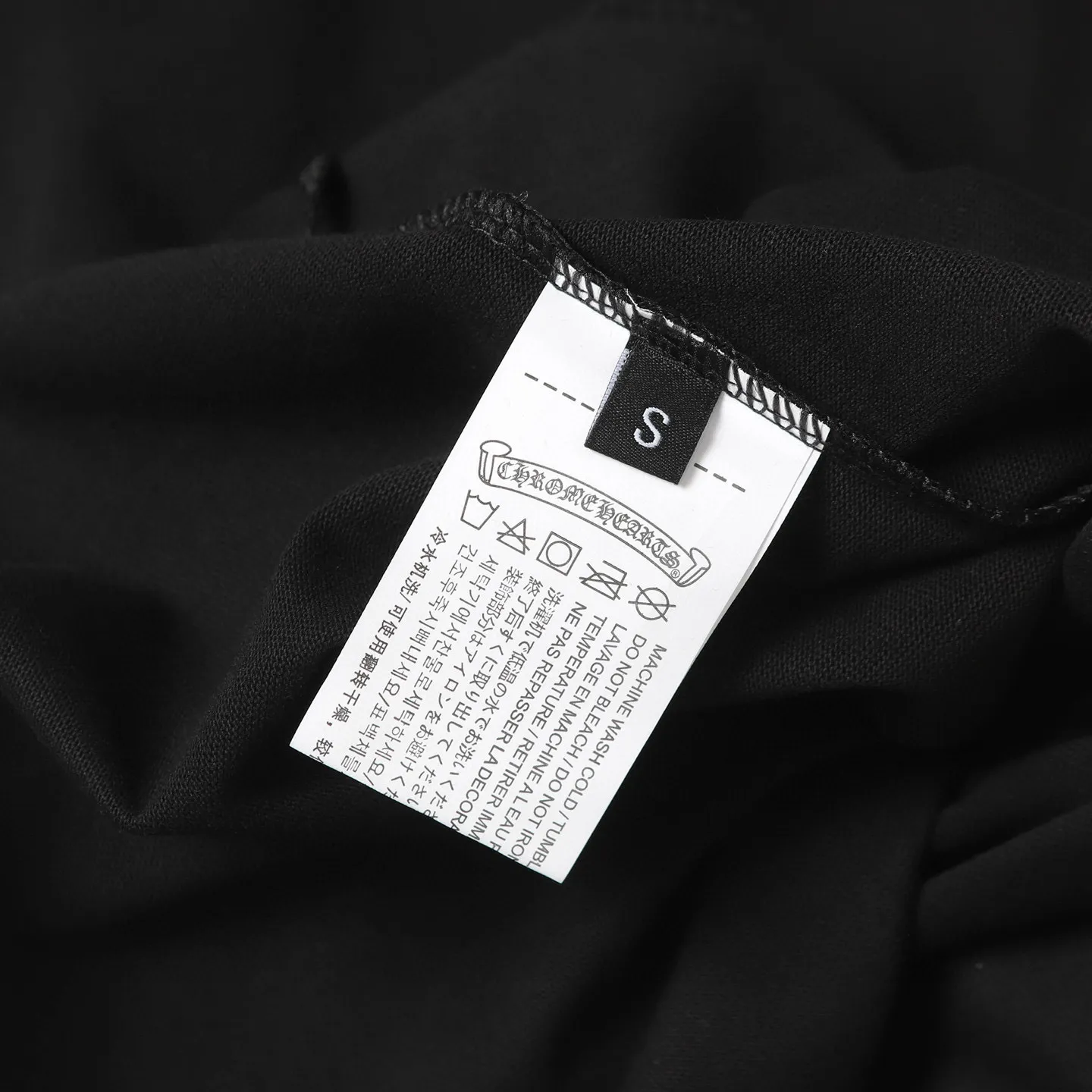 🅿️180 Chrome hearte/Chrome heart ch 25ss early spring Sanskrit letter printed short-sleeved T-shirt. A must-have item for daily commuting for men and women in light luxury. The correct version is welcome to compare. Detailed features: ·280 grams of 100% pure cotton double yarn jersey fabric. ·Custom-dyed in the same vat with special thickened 32 count double-strand 1x1 thread. ·Double-needle cross-stitching process. ·Original main mark washed hangtag. Color: black white. Size: XS-L